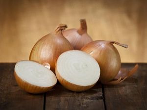 Positif Corona, Pria Ini Pamer Makan Bawang Mentah Kayak Makan Apel Positif Corona, Pria Ini Pamer Makan Bawang Mentah Kayak Makan Apel