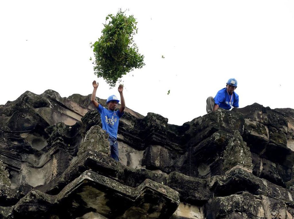 Petugas Bersih-bersih di Angkor Wat: Tanpa Alas Kaki, Tanpa Pengaman Petugas Bersih-bersih di Angkor Wat: Tanpa Alas Kaki, Tanpa Pengaman