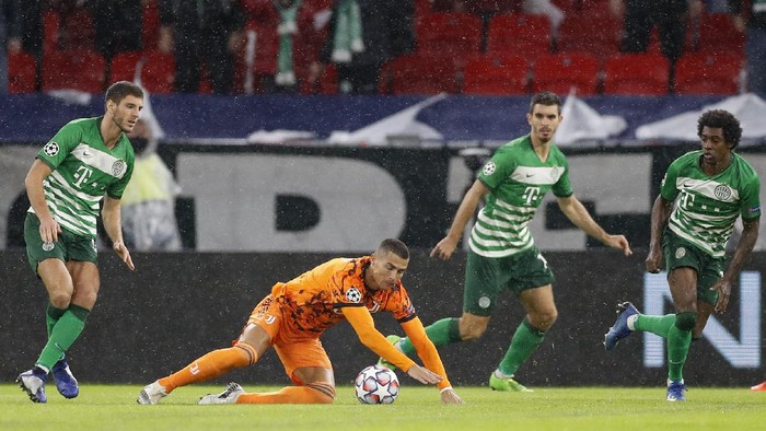 Juventus Cristiano Ronaldo, second left, goes to ground after a challenge during the Champions League Group G soccer match between Ferencvaros and Juventus at the Puskas Arena in Budapest, Hungary, Wednesday, Nov. 4, 2020. (AP Photo/Laszlo Balogh)