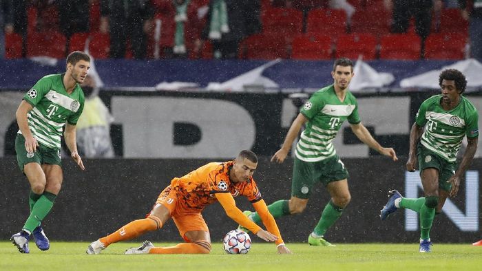 cristiano ronaldo juventus ferencvaros liga champions Juventus Cristiano Ronaldo, second left, goes to ground after a challenge during the Champions League Group G soccer match between Ferencvaros and Juventus at the Puskas Arena in Budapest, Hungary, Wednesday, Nov. 4, 2020. (AP Photo/Laszlo Balogh)