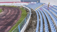 Sejumlah pekerja tengah menyelesaikan pengerjaan renovasi Stadion Madya Bumi Sriwijaya Palembang. ANTARA FOTO/Nova Wahyudi.