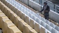 Selain menanam rumput, sejumlah pekerja juga tampak sedang mengecat kursi penonton Stadion Madya Bumi Sriwijaya Palembang. ANTARA FOTO/Nova Wahyudi.