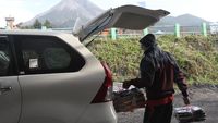 Pedagang di Lereng Gunung Merapi Dievakuasi