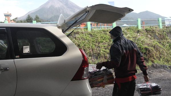 Pedagang di Lereng Gunung Merapi Dievakuasi
