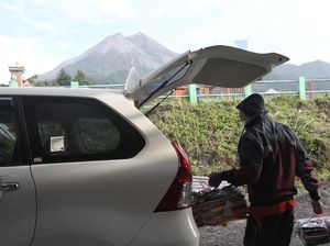 Pedagang di Lereng Gunung Merapi Dievakuasi