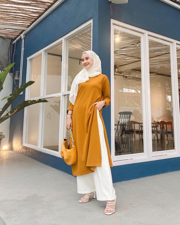 Foto: instagram.com/inikiranaaa__ Tips padu padan kulot putih.