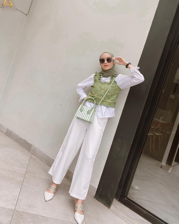 Foto: instagram.com/nindiayg Tips padu padan kulot putih.