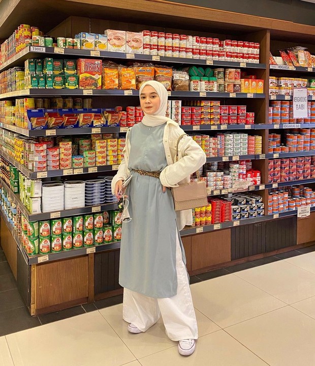 Foto: instagram.com/yurezalina Tips padu padan kulot putih.