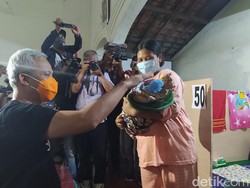 Tilik Bayi Pengungsi Merapi, Ganjar Sempat Nanya Berapa Nyumbangnya