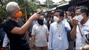 Foto: Gibran Blusukan Ditemani Ganjar Jelang Debat Pilkada Solo