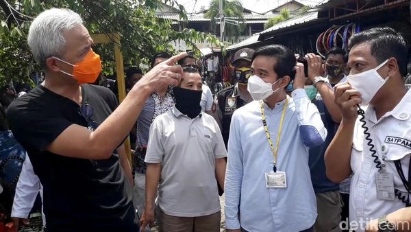Foto: Gibran Blusukan Ditemani Ganjar Jelang Debat Pilkada Solo