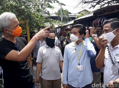 Foto: Gibran Blusukan Ditemani Ganjar Jelang Debat Pilkada Solo