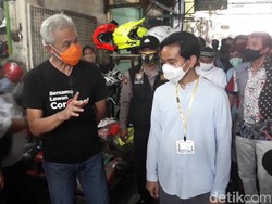 Jelang Debat Pilkada Solo, Gibran Blusukan ke Pasar Bareng Ganjar
