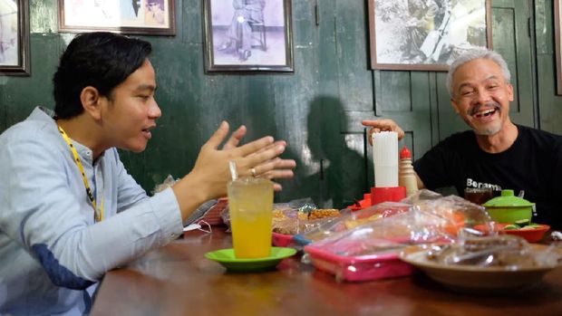 Gubernur Jawa Tengah Ganjar Pranowo bersama Calon Walikota Solo Gibran Rakabuming Raka sarapan di Soto Gading, Jumat (6/11).