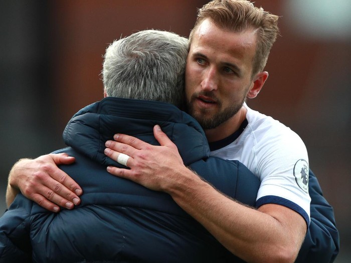 LONDON, ENGLAND - JULY 26: Harry Kane of Tottenham Hotspur embraces Jose Mourinho, Manager of Tottenham Hotspur after the Premier League match between Crystal Palace and Tottenham Hotspur at Selhurst Park on July 26, 2020 in London, England.Football Stadiums around Europe remain empty due to the Coronavirus Pandemic as Government social distancing laws prohibit fans inside venues resulting in all fixtures being played behind closed doors. (Photo by Ian Walton/Pool via Getty Images)