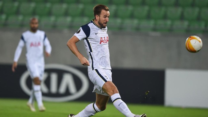 Tottenhams Hotspurs forward Harry Kane shoots the ball during thell UEFA Europe League group stage football match between Ludogorets Razgrad and Tottenham Hotspur in Razgrad on November 5, 2020. -  (Photo by NIKOLAY DOYCHINOV / AFP)