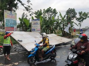Hujan dan Angin Kencang di Banyumas, Pohon Tumbang Timpa Kios-Mobil