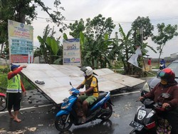 Hujan dan Angin Kencang di Banyumas, Pohon Tumbang Timpa Kios-Mobil