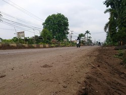 Hati-hati, Jalan Raya Cilegon Arah Serang Dipenuhi Tanah