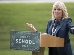 Jill Biden Pakai Stoking yang Jadi Kontroversi, Dibilang Murahan & Memalukan