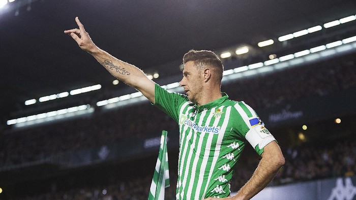 SEVILLE, SPAIN - FEBRUARY 21: Joaquin Sanchez of Real Betis looks on during the Liga match between Real Betis Balompie and RCD Mallorca at Estadio Benito Villamarin on February 21, 2020 in Seville, Spain. (Photo by Fran Santiago/Getty Images)