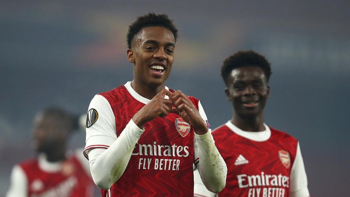 LONDON, ENGLAND - NOVEMBER 05: Joe Willock of Arsenal  celebrates after he scores his teams fourth goal  during the UEFA Europa League Group B stage match between Arsenal FC and Molde FK at Emirates Stadium on November 05, 2020 in London, England. Sporting stadiums around the UK remain under strict restrictions due to the Coronavirus Pandemic as Government social distancing laws prohibit fans inside venues resulting in games being played behind closed doors. (Photo by Julian Finney/Getty Images)