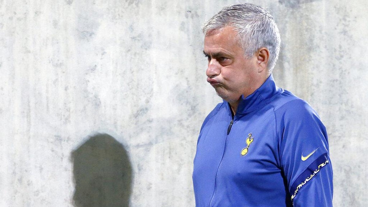 Jose Mourinho mengeluarkan satire. (Foto: AP/Anton Uzunov)