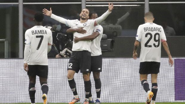 Lille's Yusuf Yazici, second left, celebrates with his teammates after scoring his side's second goal during the Europa League Group H soccer match between AC Milan and Lille at the San Siro Stadium, in Milan, Italy, Thursday, Nov. 5, 2020. (AP Photo/Luca Bruno)