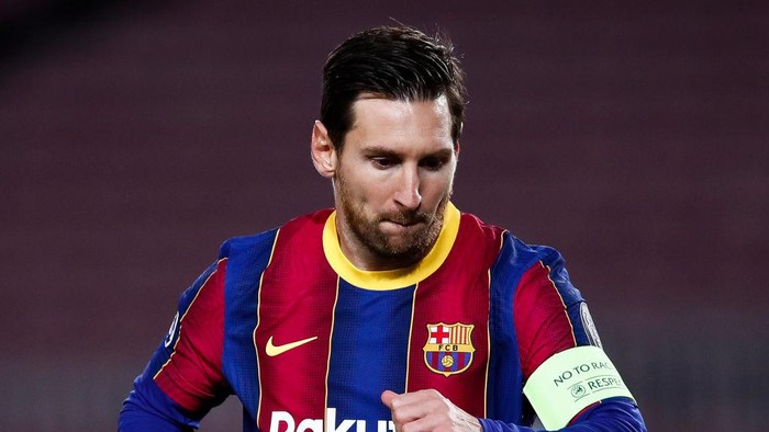 BARCELONA, SPAIN - NOVEMBER 04: Lionel Messi of Barcelona celebrates after scoring his sides first goal from the penalty spot during the UEFA Champions League Group G stage match between FC Barcelona and Dynamo Kyiv at Camp Nou on November 04, 2020 in Barcelona, Spain. Sporting stadiums around Spain remain under strict restrictions due to the Coronavirus Pandemic as Government social distancing laws prohibit fans inside venues resulting in games being played behind closed doors. (Photo by Eric Alonso/Getty Images)