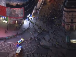 Video Demo Anti-Lockdown di London Dibubarkan Paksa Polisi