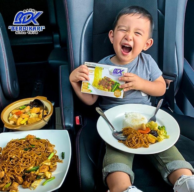 Tempat makan dengan fasilitas makan di mobil