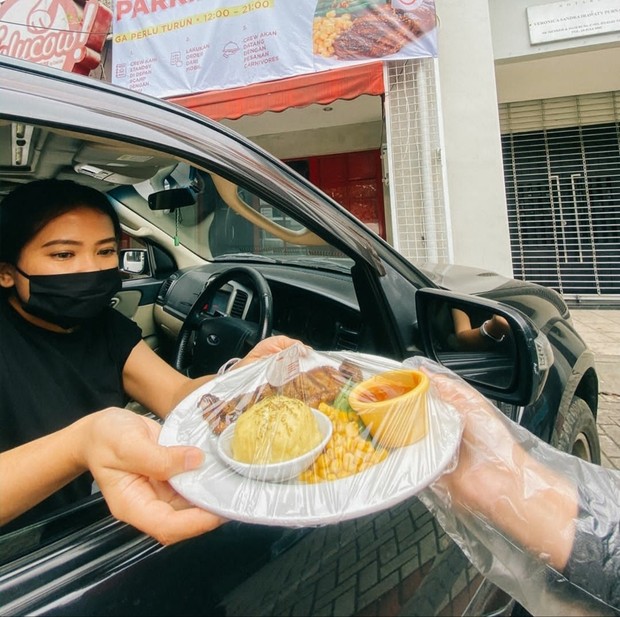 Tempat makan dengan fasilitas makan di mobil