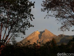 Melihat Aktivitas Gunung Merapi dari Berbagai Wilayah di Jawa Tengah