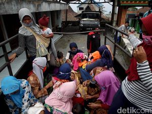 Gunung Merapi Siaga, Warga 3 Desa di Magelang Mulai Mengungsi