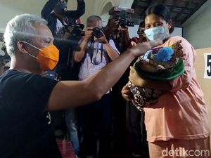 Momen Ganjar Kunjungi Para Pengungsi Merapi di Magelang