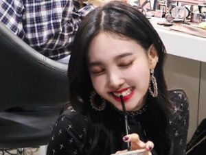 Imutnya Nayeon Twice Saat Menikmati Es Kopi Favoritnya