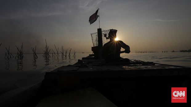 Heri Susanto (55th) satu dari sedikit nelayan tembak di Kampung Nelayan Cilincing, tidak banyak memang yang mengkhususkan menjadi nelayan tembak mungkin bisa dihitung jari saja di Cilincing menurut Heri. CNN Indonesia/Adhi Wicaksono