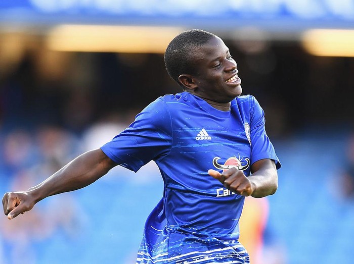 LONDON, ENGLAND - AUGUST 15: N'Golo Kante of Chelsea warms up prior to the Premier League match between Chelsea and West Ham United at Stamford Bridge on August 15, 2016 in London, England.  (Photo by Mike Hewitt/Getty Images)