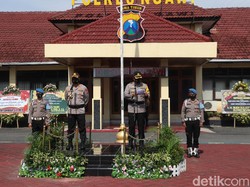 Momen Haru Pelepasan Kapolres Ngawi ke Mabes Polri di Tengah Pandemi