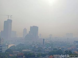 Langit Jakarta Berkabut Pagi Ini, Kualitas Udara Sangat Tidak Sehat