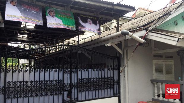 Laskar FPI mulai memasang sejumlah atribut berupa spanduk hingga umubul-umbul di jalan Petamburan III, Jakarta Pusat untuk menyambut kedatangan Rizieq Shihab yang direncanakan tiba di Indonesia pada Selasa, (10/11) mendatang. cnnindoneesia/thohirin