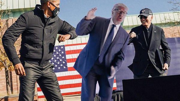 Adu Sikut Obama dan Biden Jadi Bahan Photoshop Kocak