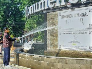 Ketika Pj Bupati Sidoarjo Bersih-bersih Monumen Jayandaru Bersama Warga Ketika Pj Bupati Sidoarjo Bersih-bersih Monumen Jayandaru Bersama Warga