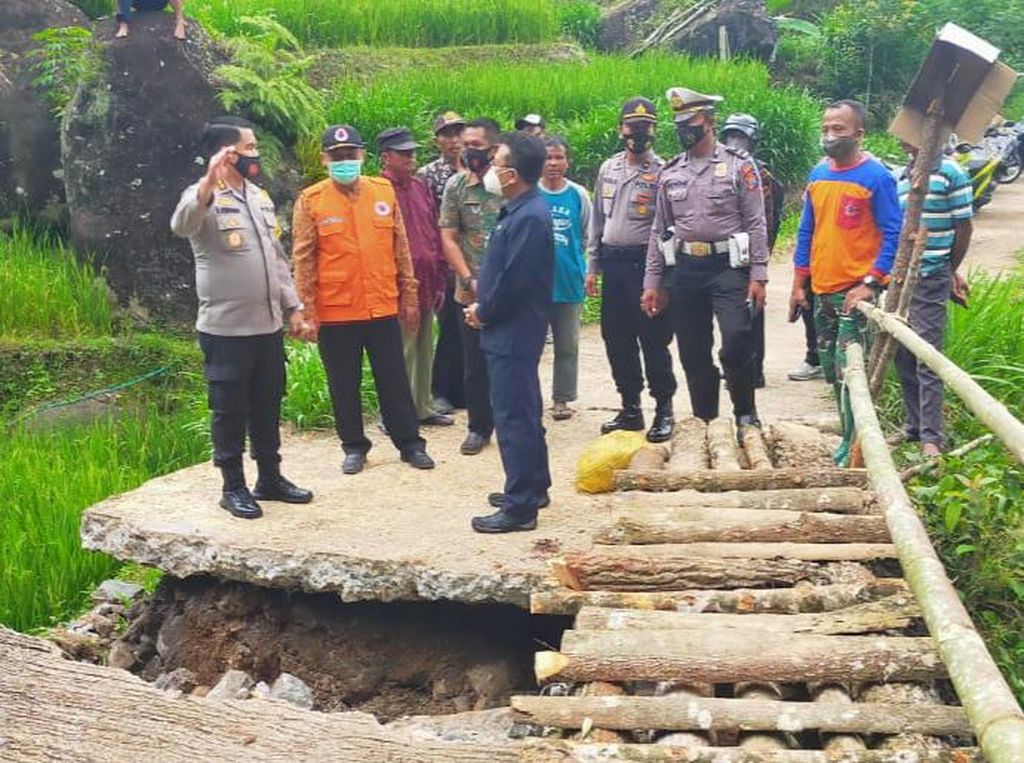 Warga Munjungan Kritisi Pjs Bupati Trenggalek yang Tak Tengok Korban Bencana Warga Munjungan Kritisi Pjs Bupati Trenggalek yang Tak Tengok Korban Bencana