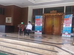 Ruang Tamu Pendapa Terkunci, Plt Bupati Jember Sambut Kapolres Baru di Teras