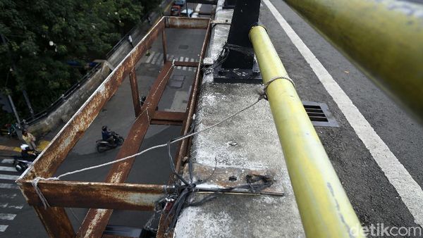 Pot Bunga di Flyover Pasar Rebo Tidak Terawat