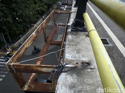 Pot Bunga di Flyover Pasar Rebo Tidak Terawat