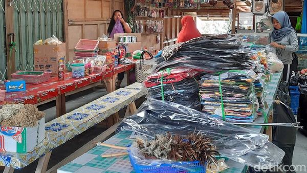 Potret Pedagang di Bunker Kaliadem Evakuasi Barang Dagangan