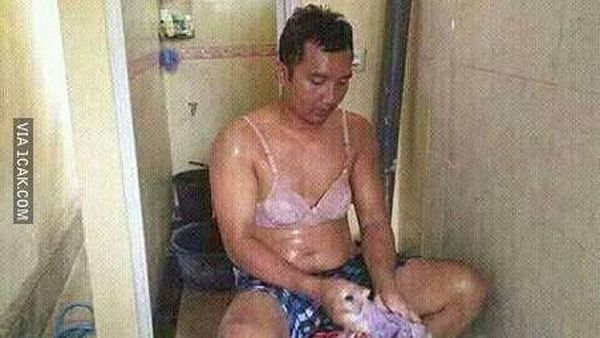 10 Momen Absurd Pria Bersih-bersih Ini Bikin Nggak Habis Pikir, Kocak Abis!