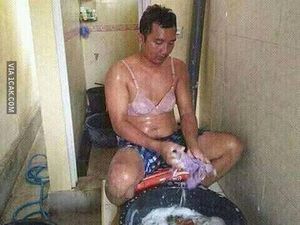 10 Momen Absurd Pria Bersih-bersih Ini Bikin Nggak Habis Pikir, Kocak Abis!